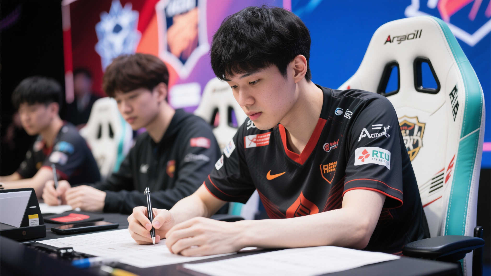 此外，他以冷静且谦逊态度处理个人工作，相较一些同期